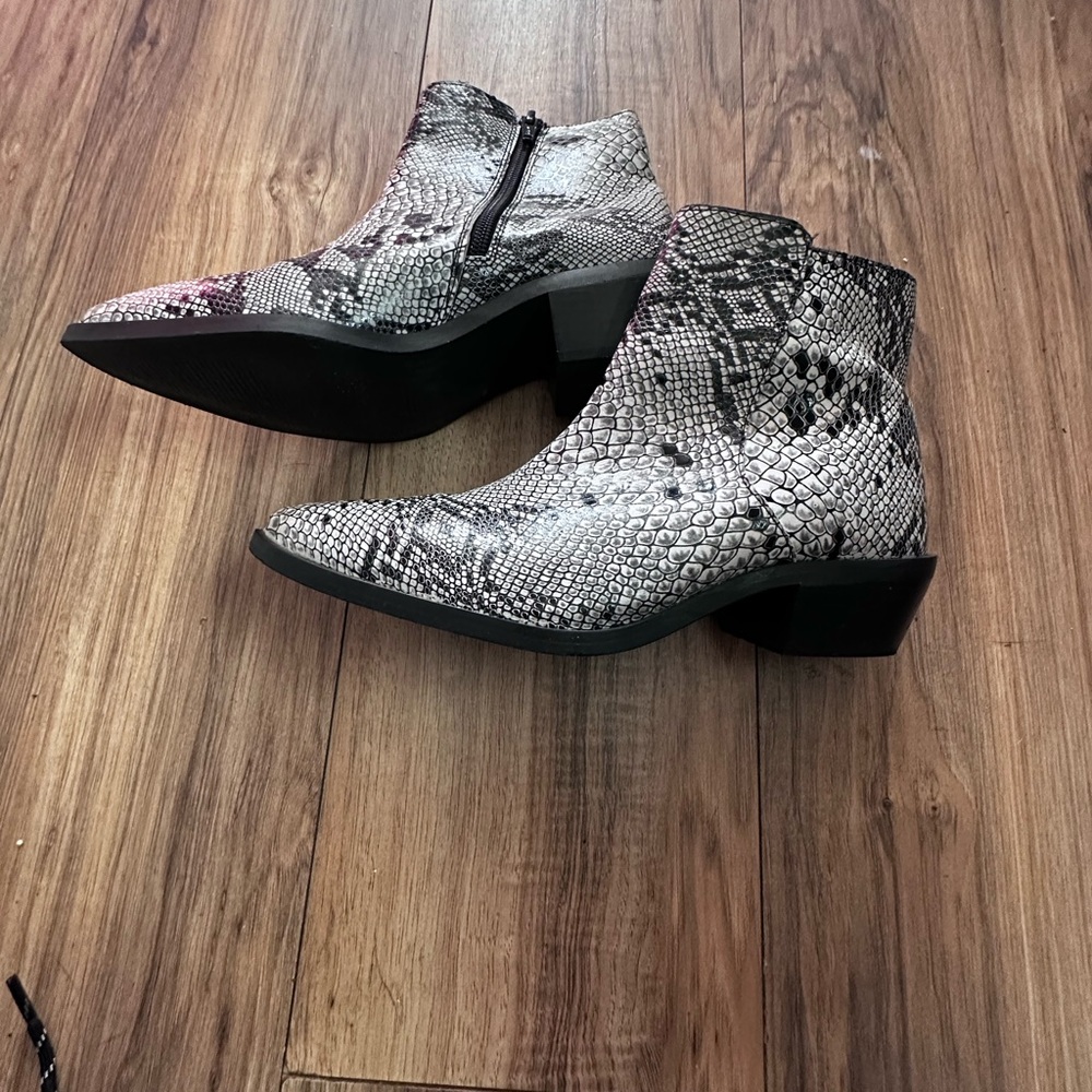 Shyanne
SHAYANNE WHITE LEATHER, FAUX SNAKESKIN DESIGN, WESTERN COWBOY size 8 - Picture 8 of 13